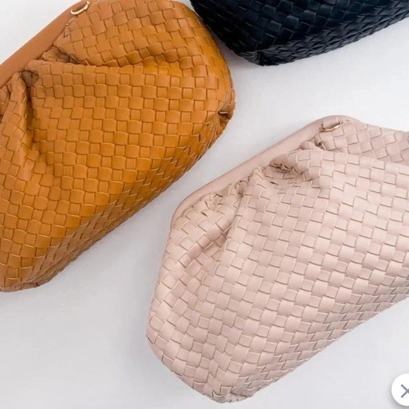 URBAN EXPRESSIONS LEONA SLOUCHY WOVEN POUCHCROSSBODY TAN - Picture 5 of 8